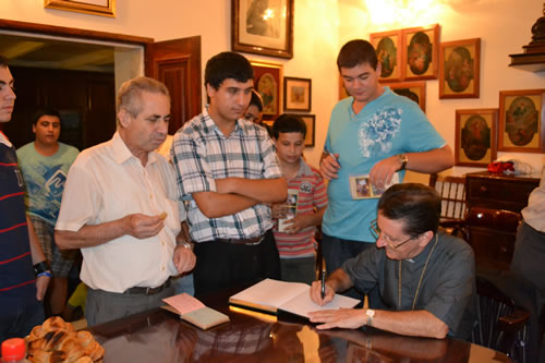 DSC_0327 Signing the Visitors' Book