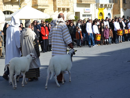 058 The shepherds cross the Square