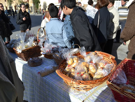 003 Selling delicacies in aid of Altar boys