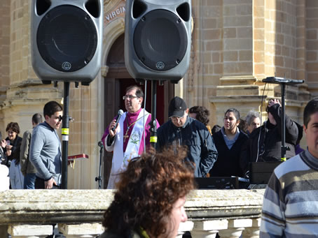 043 Archpriest gives an overview of the event