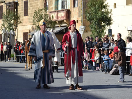 088 The Page to the Wise Men carrying incense