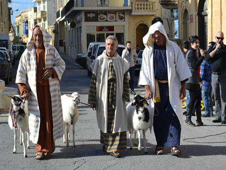 057 Shepherds move to the manger