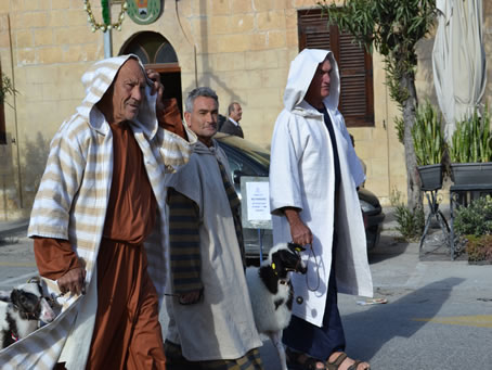 056 Shepherds moving across the Square