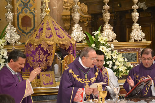 092 Consecrating the bread