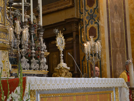 070 Moments of adoration of the Holy Eucharist