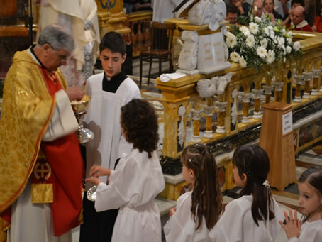 052 Holy Communion