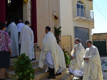 008 Celebrants entering the Church