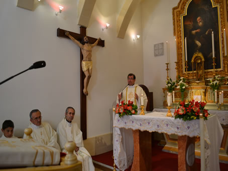 035 Archpriest delivering the Homily