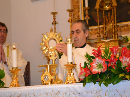 091 Can John Bartolo placing Holy Eucharist in monstrance