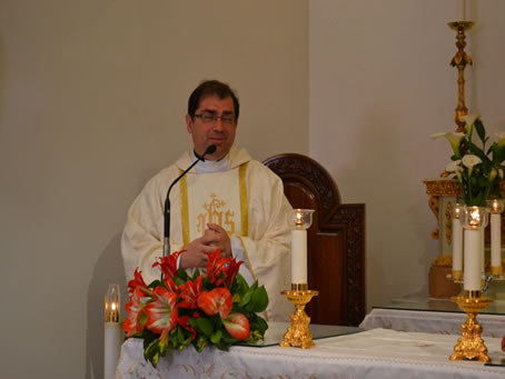 034 Archpriest delivering the Homily