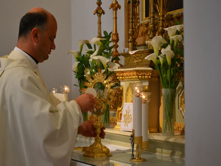 013 Rector Can John Sultana removes Host from monstrance