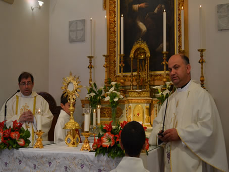 096 Rector Can John Sultana inviting for procession