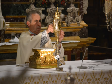 192 Removing the Blessed Sacrament from the monstrance