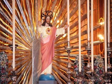 194 Statue of the Sacred Heart on the altar