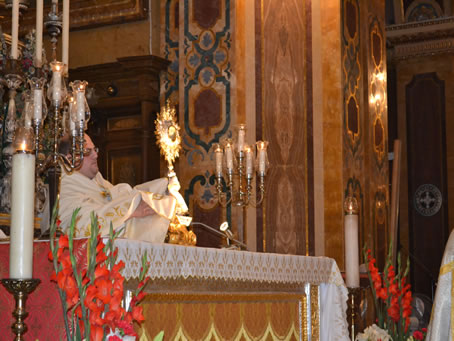 044 Taking hold of the monstrance to start procession