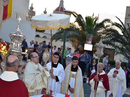 112 Fr Mark imparting Blessed Sacrament benediction