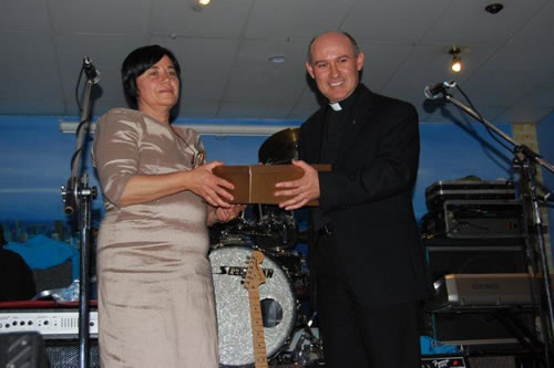 DSC_139 Mrs Bigeni presenting a gift to Fr Daniel