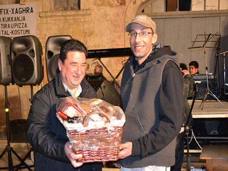 198 Mayor presents hamper to the pole climber