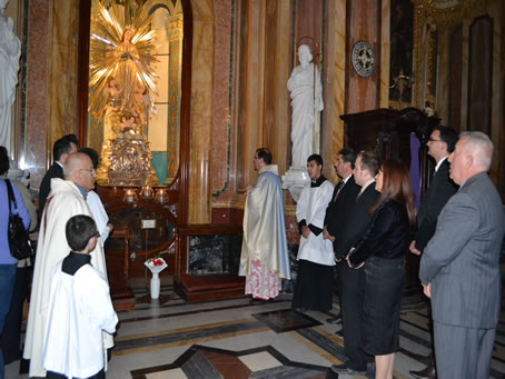 060 Prayers by Council in front of the Bambina 