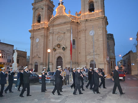 072 Band marching to Band Club