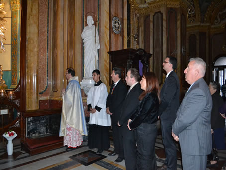 059 Prayers by Council in front of the Bambina 