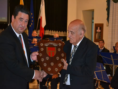 124 Mayor presenting the shield to Michael Cini