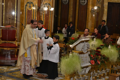 080 Exchanging message of peace with new altar boy