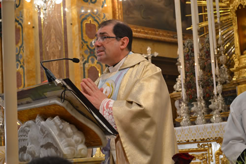 015 Archpriest reading the Gospel