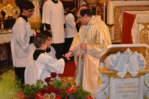 081 Exchanging message of peace with new altar boy