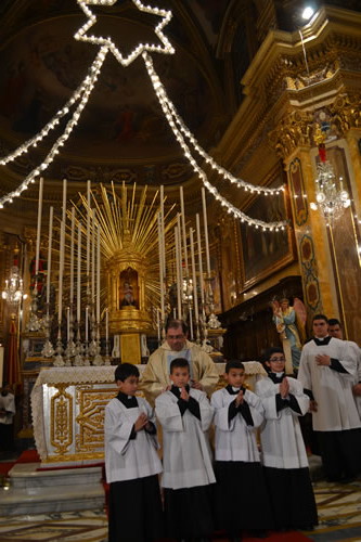 058 Archpriest presents the new altar boys to the congregation