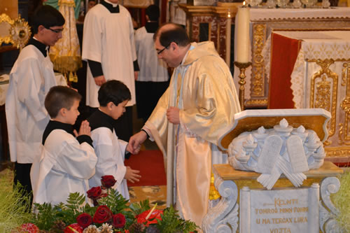 082 Exchanging message of peace with new altar boy