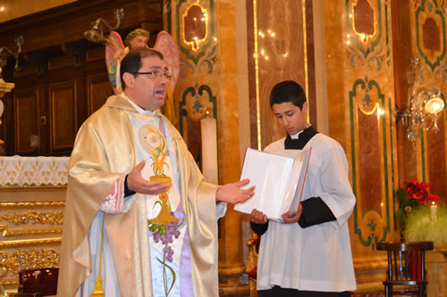 055 Archpriest welcomes the four new altar boys