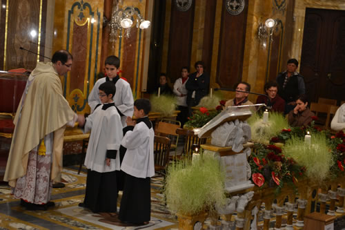 079 Exchanging message of peace with new altar boy