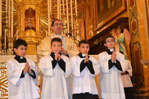 057 Archpriest presents the new altar boys to the congregation