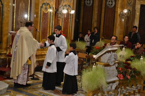 078 Exchanging message of peace with senior altar boy