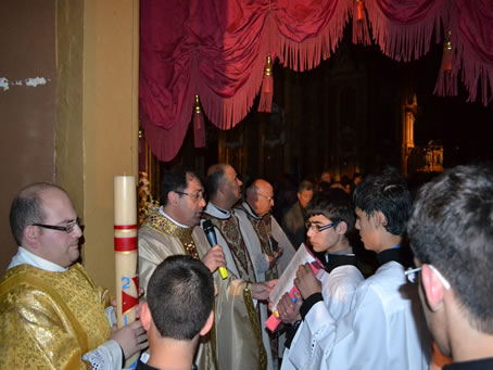 007 Deacon holds Paschal Candle