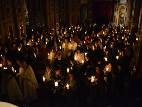 041 The faithful in the nave hold lit candles