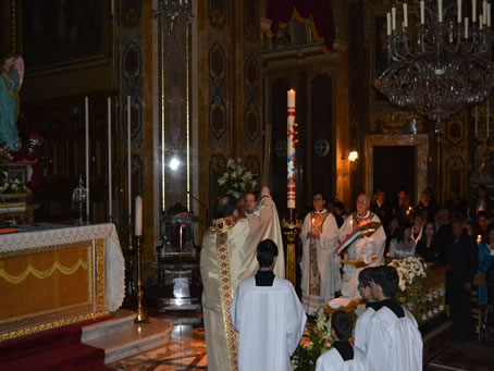 046 Archpriest incensing the Paschal Candle