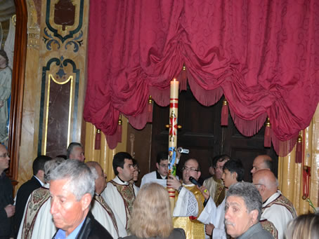 029 Deacon chants 'Lumen Christi' the first time