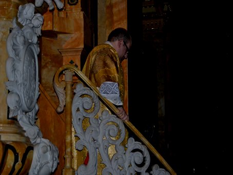 065 Deacon Mark Bonello going down the pulpit steps