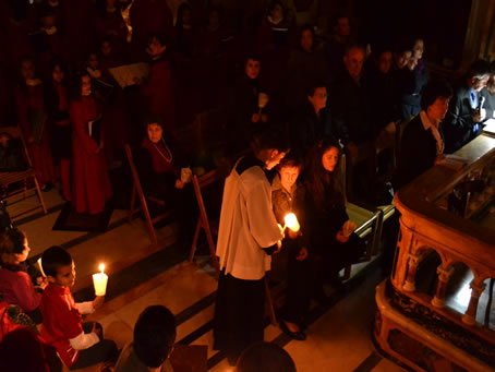 042 Lighting candles in the aisle