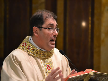 032 Archpriest delivering the sermon