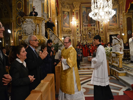 112 Deacon sprinkling Holy water on Congregation