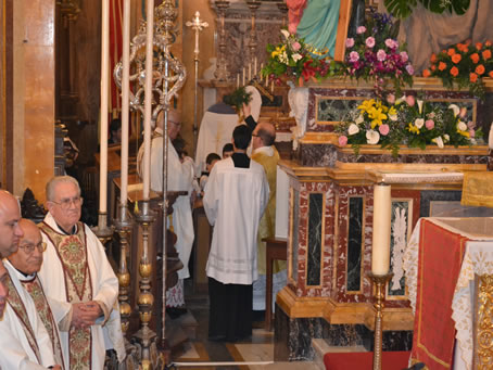 118 Deacon sprinkling Holy water on altar boys