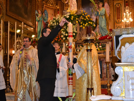 093 Baby's father gets light from Paschal Candle