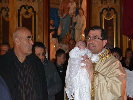 083 Celebrant carries baby to High Altar