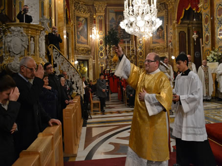 111 Deacon sprinkling Holy water on Congregation