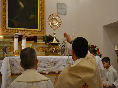 066 Incensing the Blessed Sacrament