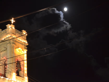 096 Full moon over the Church