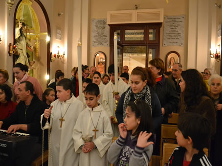 008 In procession to Altar